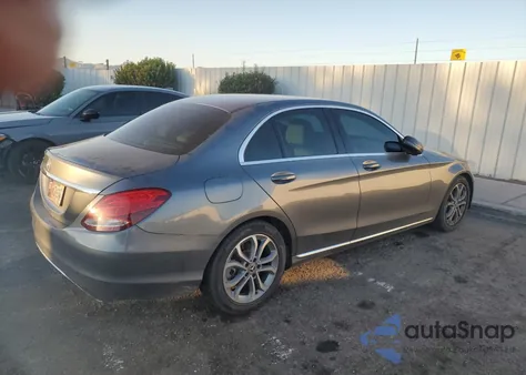 2017 Mercedes-Benz C 300 z USA, uszkodzony, nr VIN 55SWF4JB7HU215628